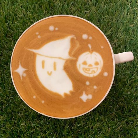 COFFEE BREAK BARISTA’s Instagram photo: “Who’s excited for Halloween?? . Join Our Coffee Community For Daily Coffee Posts!! ☕️☕️☕️ Follow 👉 @coffeebreakbarista Follow 👉…” Arte Del Cappuccino, Coffee Latte Art, Cream Art, Amazing Food Art, Coffee Barista, Book Cafe, Pretty Drinks, Cafe Latte, Halloween Coffee