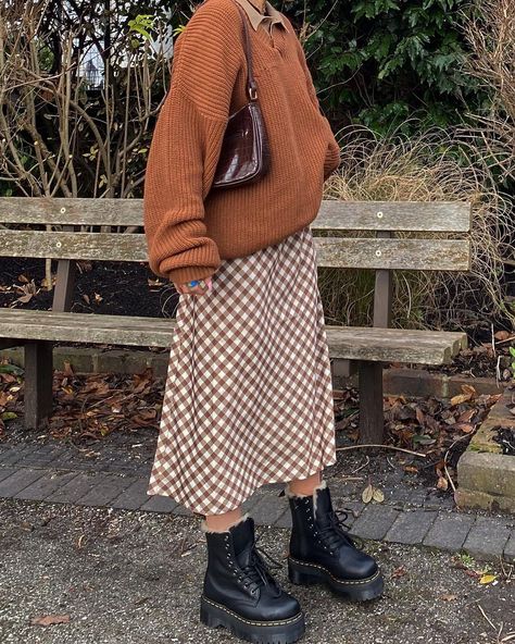 Doc Martens Skirt Outfits Winter, Fairycore Autumn Outfits, Nordic Winter Fashion, Dr Martens Outfit Winter, Fall Outfits Cold Weather, Fall Midi Skirt Outfit, Office Fits, Teacher Fits, Modest Outfit Ideas