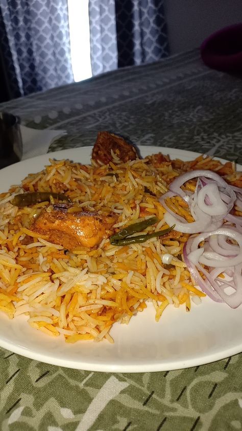 Chicken Biryani Aesthetic, Biriyani Snaps, Fake Family Snaps, Chicken Biryani Photography, Biriyani Aesthetics, Biryani Snapchat Story, Chicken Biryani Snap, Biryani Pics, Biryani Aesthetic