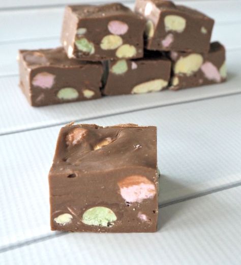 No Bake Clinkers Fudge Recipe Clinkers Slice, Clinker Slice, Creamy Fudge Recipe, Fudge Slice, No Bake Slices, Slice Recipe, Mars Bar, The Whoot, Whip It