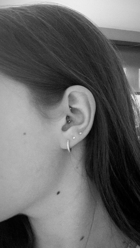 daith piercing, triple lobe piercings, piercing, piercings, earrings, ear piercings, earrings inspo. Third Lobe Piercing, Triple Lobe, Triple Lobe Piercing, Lobe Piercings, Cool Piercings, Lobe Piercing, Daith Piercing, Piercings, Stud Earrings