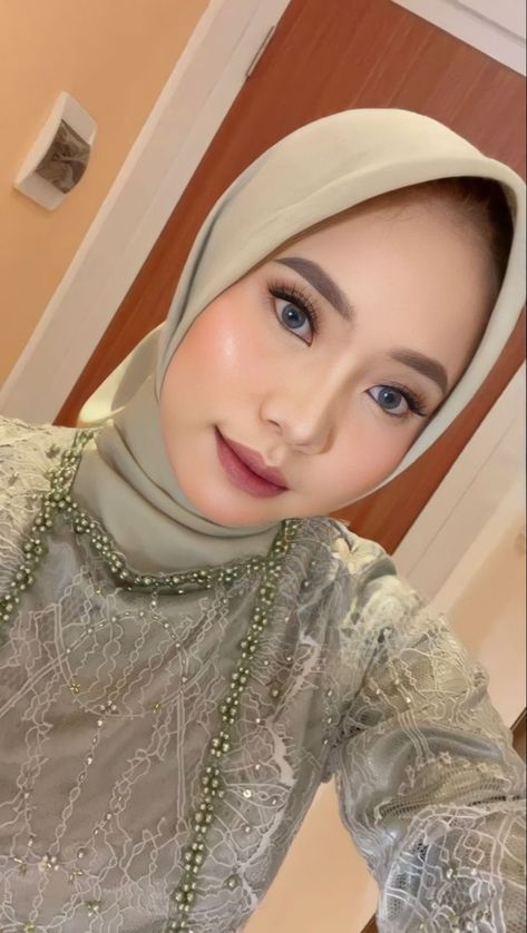 Make Up Natural Korea Hijab, Make Up Bold Hijab, Make Up Bridesmaid Hijab, Make Up Perpisahan, Makeup Bridesmaid Hijab, Make Up Flawless Hijab, Make Up Wisuda Korean Look, Hairdo For Graduation, Make Up Wisuda Hijab