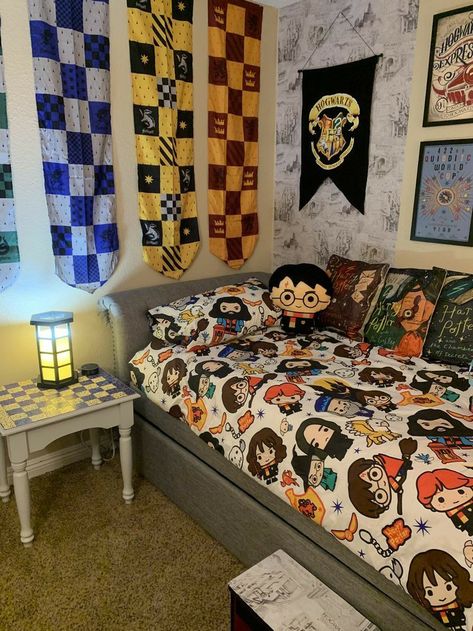 Harry Potter Living Room, Harry Potter Decor Ideas, Harry Potter Bedding, New Bedroom Ideas, Harry Potter Bedroom Decor, Stile Harry Potter, Harry Potter Accessories, Art Harry Potter, Harry Potter Friends