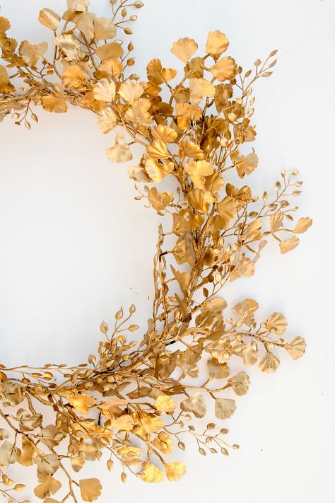 Spray Paint Flowers, Golden Wreath, Gold Art Painting, Wreath Garland, Desain Editorial, Diy Gold, Faux Leaf, Gold Wreath, Gold Leaf Art