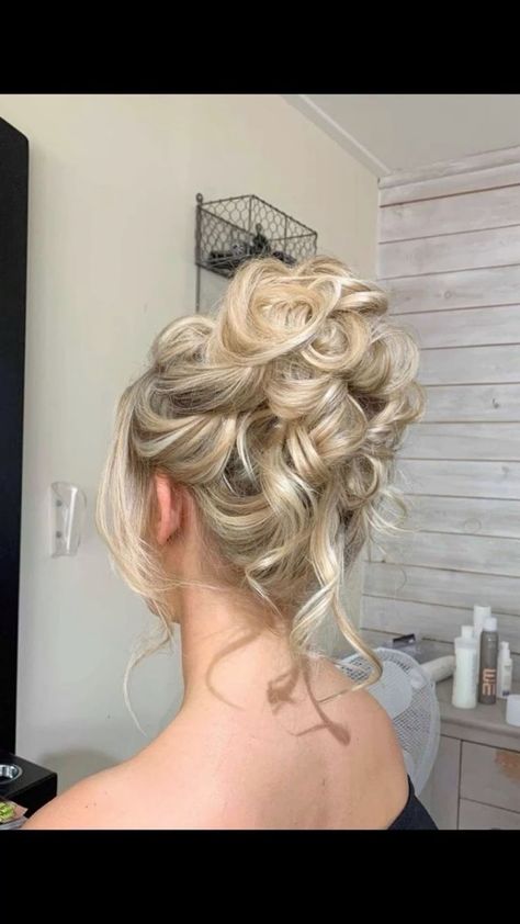 Hey ladies, are you ready for Homecoming? Don't forget about your hair! Check out these gorgeous Hoco hairstyles for some inspo. #HocoHair #HomecomingHairstyles #Glam #HairGoals #PartyReady 💁‍♀️✨ Hoco Hair Updo, River Hairstyles, Semi Hairstyles, Semi Formal Hairstyles, Grad Hair, Prom Hairstyles Updos, Hairstyle Wedding, Prom Hair Updo, Prom Hairstyle