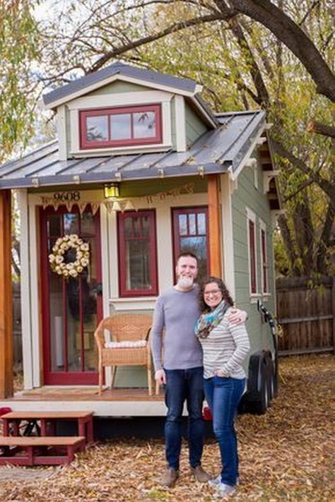 Mini home featuring a rooftop garden and lounge area for outdoor enjoyment. House With Rooftop, Inside Tiny Houses, Small Houses On Wheels, Tiny Mobile House, Tumbleweed Tiny Homes, Tiny House Camper, Tiny Living Space, Tiny House Exterior, Small Tiny House