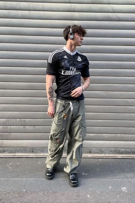 Skater Dude Outfit, Y2k Fashion Inspo Outfits Men, Vintage Football Jersey Outfit Men, Men Fashion Y2k, Mens Fashion Y2k, Y2k Mens Fashion Aesthetic, Y2k Jersey Outfit, Men Y2k Outfits, Outfits Y2k Hombre