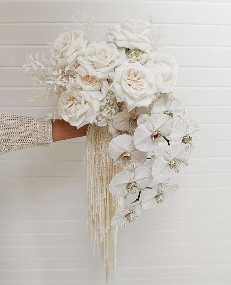 Anna Campbell Bridal on Instagram: “Cascading blooms in ivory shades, the dreamiest bridal bouquet by @houseofivory_ #annacampbell #bridalbouquet #bride #florals…” Anna Campbell Bridal, Anna Campbell, Bride Bouquets, Bridal Flowers, Floral Centerpieces, Wedding Florist, Gatsby, Wedding Modern, Wedding Inspo