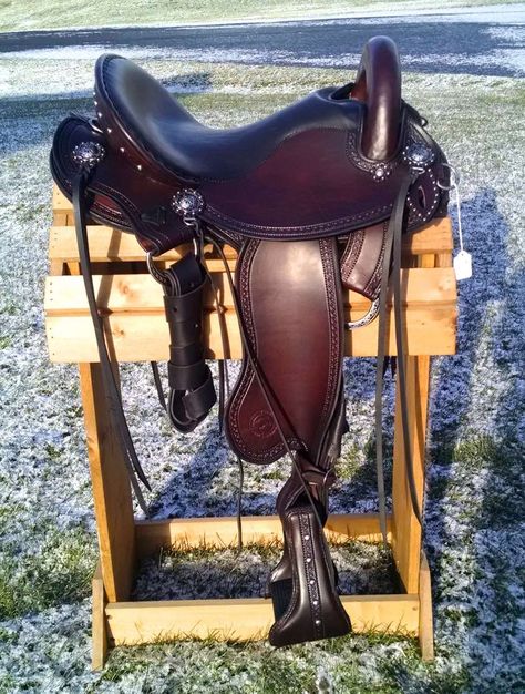 Renegade Endurance Saddle | Custom, Handmade Saddles Dark Brown Horse, Endurance Saddles, Horn Bag, Custom Saddle, Pencil Roll, Saddle Fitting, Saddle Cover, Brown Horse, Western Saddle