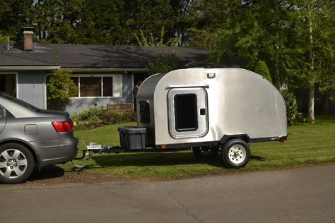 Eriba Puck, Diy Teardrop Trailer, Teardrop Trailer Plans, Astuces Camping-car, Building A Teardrop Trailer, Cheap Camping, Teardrop Camper Plans, Teardrop Camping, Teardrop Camper Trailer