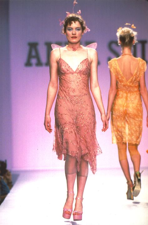 Anna Sui Spring 1997 #fairy #halloween #halloweeninspo Anna Sui Runway, Fairy Halloween, 90s Runway, Vintage Runway, 80s And 90s Fashion, Halloween Inspiration, Anna Sui, Velvet Dress, 90s Fashion