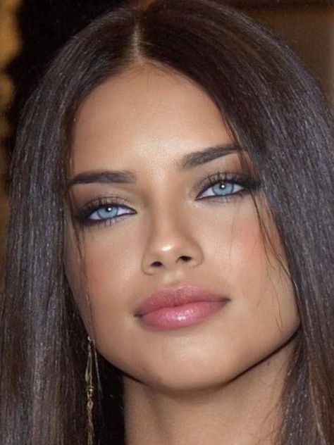 Adriana Lima Eyes, Adrian Lima, Adriana Lima Makeup, Bombshell Makeup, Adriana Lima Young, Adriana Lima Style, 90s Makeup, Smink Inspiration, Makijaż Smokey Eye