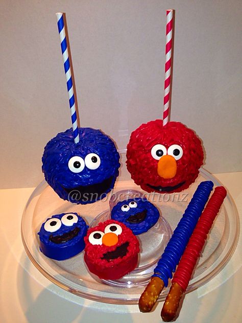 Elmo & Cookie Monster Chocolate covered apples, Oreo's, chocolate chip cookies, & pretzels by @snobcreationz Gourmet Candy Apples, Covered Apples, Oreo Treats, Monster Treats, Chocolate Covered Apples, Cookie Monster Party, 5th Birthday Cake, Cookie Monster Birthday, Elmo And Cookie Monster