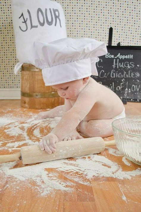 Fall Themed 6 Month Pictures, Baby Cooking Photoshoot, Baby Chef Photoshoot Photo Ideas, Baking Baby Photoshoot, Chef Baby Photoshoot, Baby Chef Photoshoot, 7 Months Photoshoot Photo Ideas, Baby Baking Photoshoot, 11 Month Baby Photo Ideas