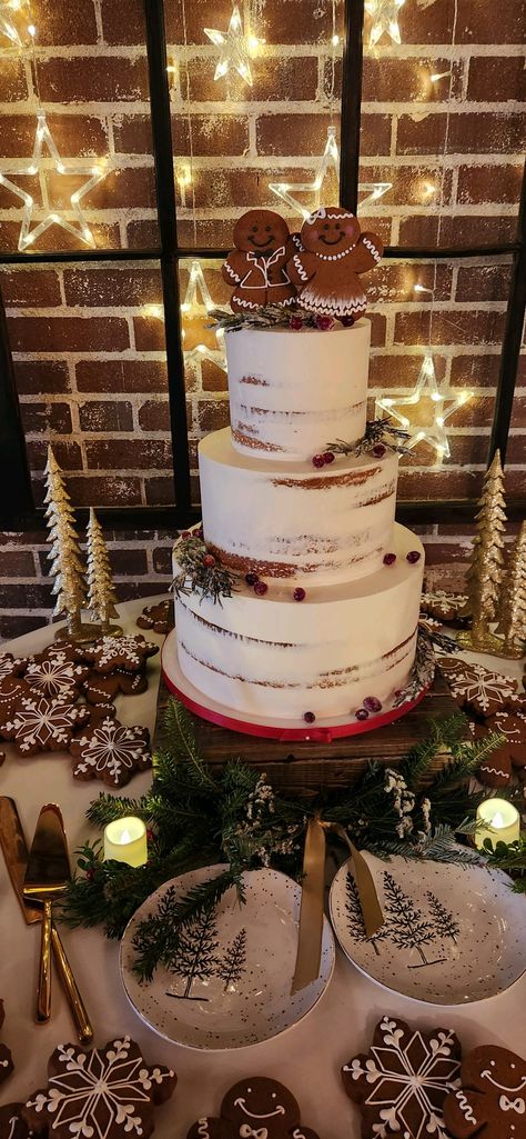 Christmas Wedding Finger Foods, Winter Wedding Renewal Ideas, Backyard December Wedding, December Wedding Cupcakes, Christmas Brunch Wedding, Wedding Cakes Christmas Theme, Christmas Wedding Cookie Table, Gingerbread Wedding Cake Topper, Micro Christmas Wedding