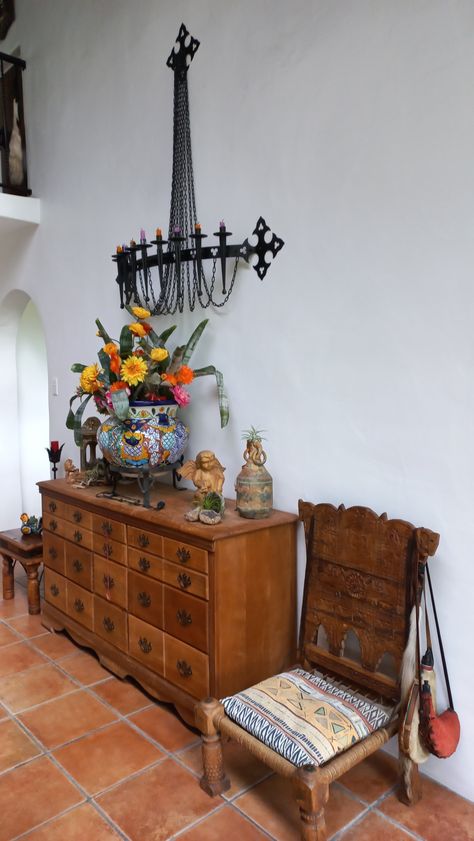 Mexican Dining Room, Spanish Style Living Room, Mexican Style Kitchens, Mexican Bowl, Mediterranean House, Cute Apartment, Mexican Home, Home Altar, Dining Nook