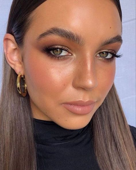 How To Achieve The Viral 'Latte Makeup' Trend - Stolen Inspiration Bronze Makeup Look, Ball Makeup, Bronze Makeup, Formal Makeup, Smink Inspiration, Bridesmaid Makeup, Makeup Goals, Wedding Hair And Makeup, Glam Makeup