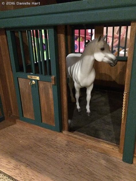 Model horse stable Dollhouse Horse Stable, Breyer Horse Stable, Model Horse Stable, Diy Toy Horse Stable, Schleich Horses Stable Diy, Horse Stable Ideas, Miniature Horse Barn, Schleich Horses Stable, Toy Horse Stable