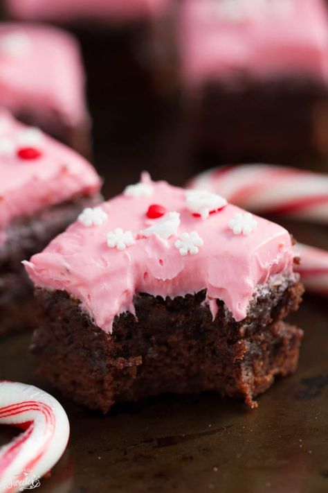 Peppermint Frosted Brownies make the perfect holiday treat Peppermint Cream Cheese Brownies, Peppermint Brownie Trifle, Peppermint Frosting, Frosted Brownies, Gooey Chocolate Brownies, Easy Dessert Recipes Christmas, Cheese Brownies, Brownie Frosting, Peppermint Extract