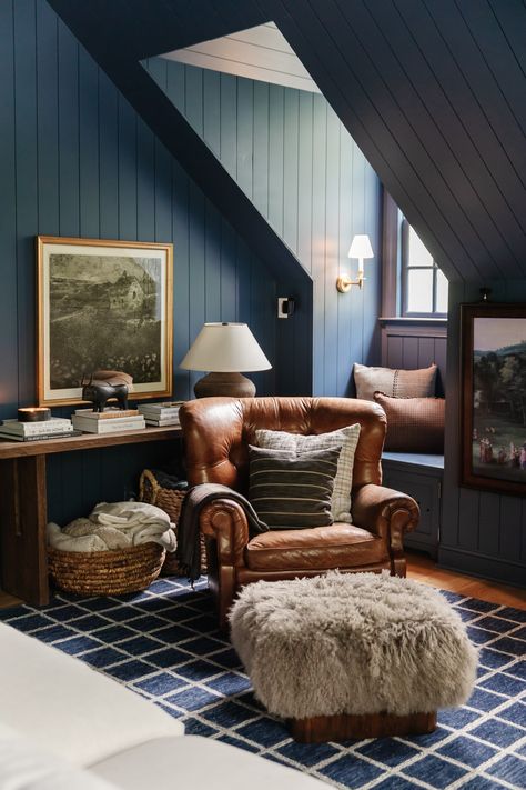 Computer Nook, Modern Traditional Style, Stiffkey Blue, Dining Room Cozy, Chair Vintage, Chic Interior Design, Chris Loves Julia, Blue Inspiration, Modern Cottage