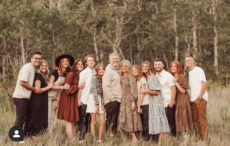 Large Family Picture Outfits For Fall, Extra Large Family Photos, Big Family Group Picture Ideas, 12 People Family Photos, Group Family Pictures Poses, Family Of 12 Photoshoot, Posing Big Families, Large Family Photos Fall, Multi Generational Family Photo Outfits