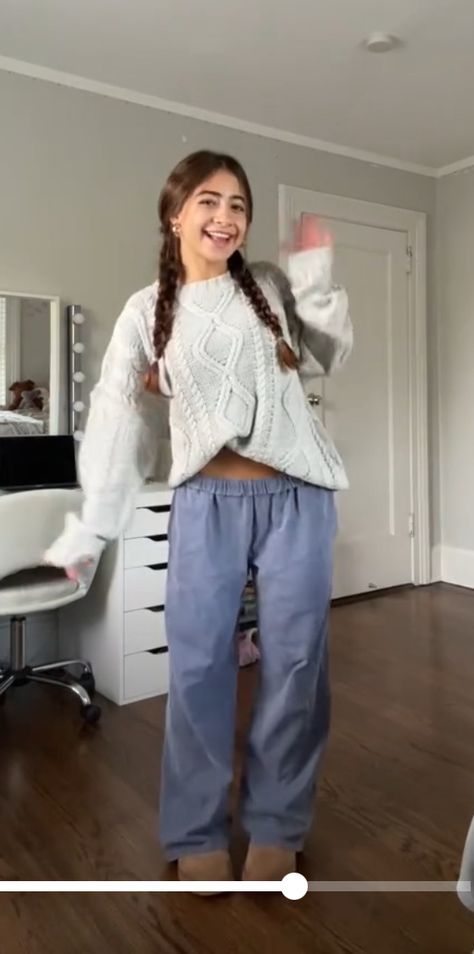 Demetradias Outfits, Simple But Cute Outfits, Demetria Dias, Demetra Outfits, Shelly Duvall, Cute Sweatpants Outfit, Outfit Photos, Cute Sweatpants, School Fit