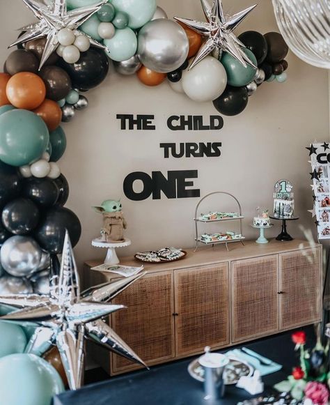 Modern Birch Co on Instagram: “The child turns ONE and this mom throws the most epic party! 🤩 A-mazing first birthday for your sweet little yoda @sa_anderson 🖤” Baby Yoda Party, Star Wars Theme Birthday, Star Wars Themed Birthday Party, Yoda Party, Sarah Anderson, Baby Birthday Decorations, One Year Birthday, Star Wars Birthday Party, Epic Party