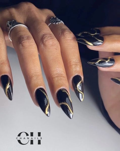 Black golden nails Black Nails With Gold Swirls, Nails Inspiration Black And Gold, Black With Gold Accent Nails, Black Nails With Gold Lines, Fourth Wing Inspired Nails, Black Silver And Gold Nails, Black Gold Acrylic Nails, Black And Gold Chrome Nails, Black And Gold Almond Nails