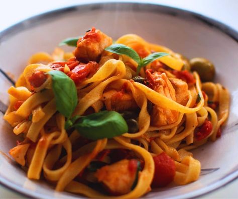 Salmon Tomato Pasta (No Cream) Salmon Pasta Red Sauce, Tomato Salmon Pasta, Cream Cheese Salmon Pasta, Salmon Pasta Tomato Sauce, Smoked Salmon Pasta Recipes No Cream, Shrimp Pasta Salad, Tagliatelle Pasta, Sauce For Salmon, Salmon Pasta