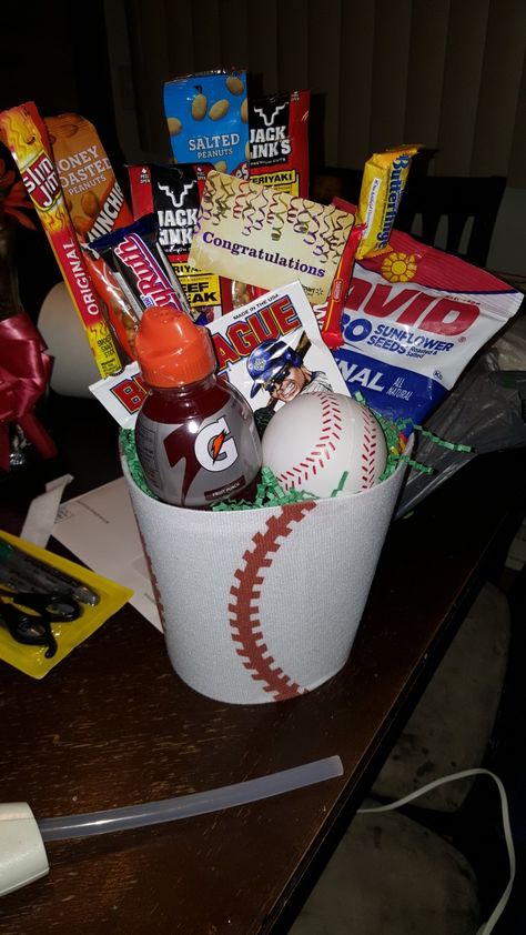 Boyfriend Gifts Baseball, Baseball Theme Easter Basket, Senior Night Gifts Baseball, Baseball Themed Valentines Gifts, Baseball Themed Basket, Baseball Senior Night Basket Ideas, Baseball Themed Gift Basket Ideas, Sports Basket Ideas, Baseball Gift Basket For Boyfriend