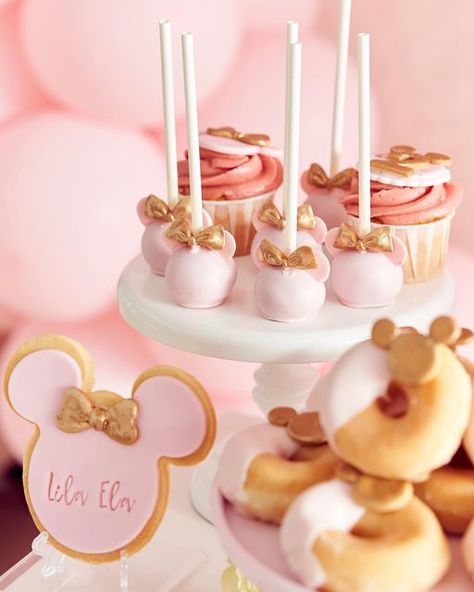 Minnie Mouse Birthday Treats, Minnie Mouse Treats Table, Candy Bar Minnie Mouse, Minnie Mouse Candy Bar, Boho Food, Minnie Birthday Party, Mickey Mouse Birthday Party, Minnie Birthday, Mickey Y Minnie