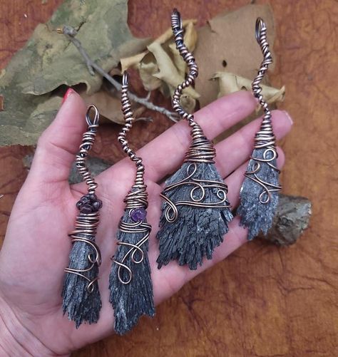 Diy Witch Jewelry, Witch Jewelry Diy, Collar Hippie, Dope Jewelry Accessories, Magia Das Ervas, Wire Wrapped Stone Jewelry, Wire Wrap Jewelry Designs, Wire Diy, Wire Wrapped Jewelry Diy