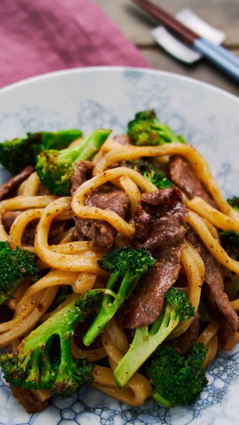 This plate of beef yaki udon features thick savory udon noodles stir-fried with tender beef and crunchy broccoli. Beef Yaki Udon, Yaki Udon Recipe, Beef Udon, Chicken Udon, Udon Stir Fry, Udon Noodles Recipe, Fried Udon, Udon Recipe, Steak And Broccoli