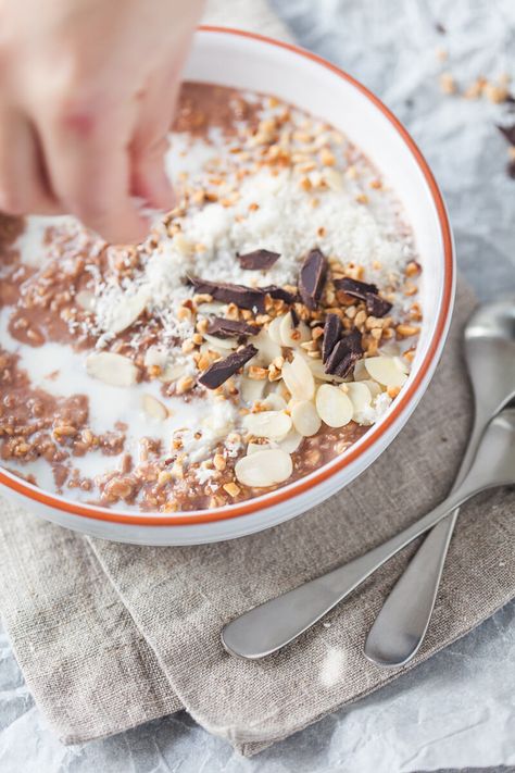 Guilt-free morning pleasure, this Sugar-free Choco-Coco Overnight Oats recipe is simply delicious. Gluten-free and healthy! | www.vibrantplate.com Overnight Oats Easy, Breakfast Recipe Ideas, Vegetarian Holiday Recipes, Coconut Peanut Butter, Oats Recipe, Holiday Breakfast, Chocolate Dessert Recipes, Overnight Oats Recipe, Simply Delicious