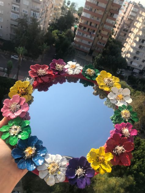 Renkli Kozalak Çiçeklerinin Ayna dekoru olması ile ortaya çıkan muhteşem keyif Ayna Susleme, Floral Wreath, Mirror, Floral, Home Decor, Home Décor