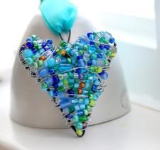 wire wrapped jewelry Ideas, Craft Ideas on wire wrapped jewelry Come Intrecciare, Valentines Bricolage, Wire Heart, Diy Heart, Bijoux Fil Aluminium, White Frames, Heart Symbol, Shape Crafts, Glass Garden