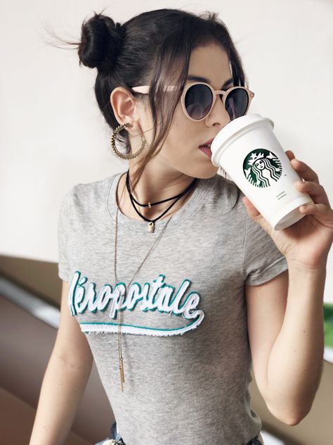 Drinking Starbucks Pose, Starbucks Photoshoot Ideas, Starbucks Selfie, Reference Portraits, Tumblr Starbucks, Starbucks Photography, Coffee Portrait, Street Poses, Photography Artistique