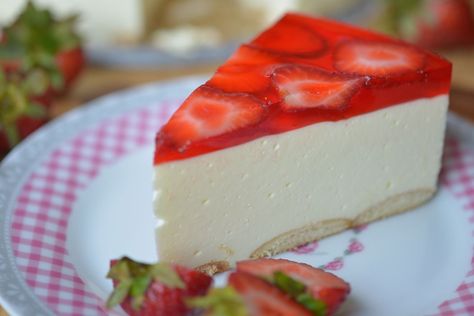 Polish Cold Cheesecake {Sernik na Zimno} Cold Cheesecake, Farmer’s Cheese, No Bake Summer Desserts, Polish Desserts, Strawberry Cheesecake Recipe, Summer Cakes, Jell O, Vanilla Cookies, No Bake Cheesecake