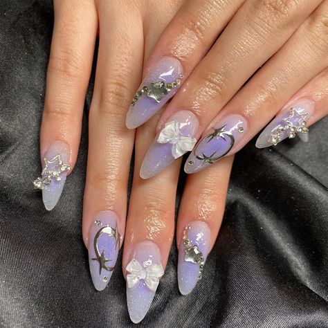 🌙✨ These lilac ombre nails with bows and stars are perfect for adding a touch of magic to your look. 💅💫 #falsenails #nailart #ombrenails #starnails #bownails #lilacnails #nailsofinstagram #nailinspiration #nailgoals #nailartdesign #LuxeHermit #NailStyleGoals #NailGoals #NailInspo #PressOnNails #NailDesign #NailArtAddict #NailTrends #NailObsessed #GlamNails #AcrylicNails #NailsofInstagram #NailFashion Ongles Goth, Stars Designs, Nails Classic, Unghie Sfumate, Korean Nail Art, Nails 3d, Nails Nude, Nails Press, Nail Type