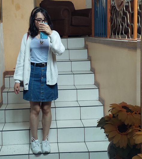 Denim skirt outfit for spring/fall. Girlie outfit. White/ivor cardigan outfit. Skirt And Cardigan Outfit, Skirt And Cardigan, Denim Skirt Outfit, Outfit For Spring, Cardigan Outfit, Denim Skirt Outfits, Outfit White, Cardigan Outfits, Skirt Outfit