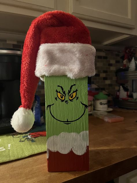 Grinch Pallet Tree, 4x4 Christmas Wood Crafts Diy, Grinch Pallet Ideas, Grinch Wood Blocks, Christmas Decor Wood Diy, Christmas Crafts With Lights, Grinch Wood Crafts, Grinch Wooden Signs, 4x4 Santa