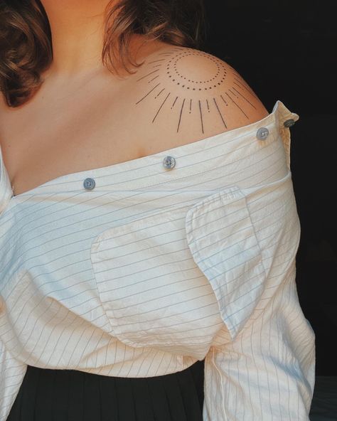 Shoulder Sun Tattoo, Tattoo Sonne, Chicken Tattoo, Sun Tattoo Designs, Tasteful Tattoos, Sun Tattoos, Cute Tiny Tattoos, Leg Tattoos Women, Shoulder Tattoos For Women