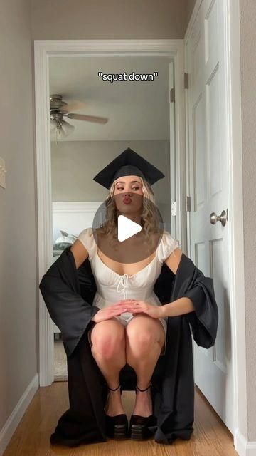 Graduation Day Poses, Girly Pictures Instagram, Congratulations Aesthetic, Graduation Preparation, Girly Photography Cute, Easy Poses, Graduation Congratulations, Mom Body, Jenifer Aniston