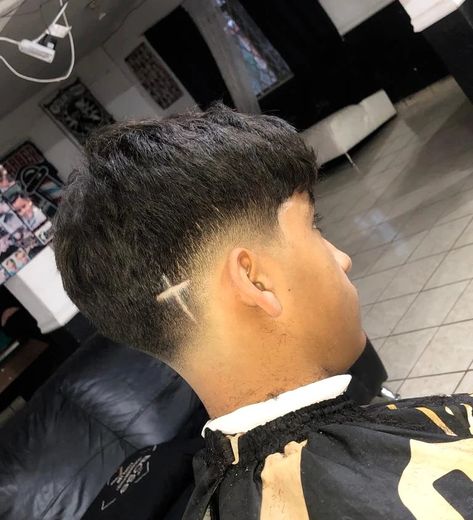 Un desvanecido muy bajo con rasurado y una "cruz" de diseño delineada con navaja Male Haircuts Curly, Drop Fade, Men Haircut Curly Hair, Fade Designs, Low Fade, Haircut Curly, Men Haircut, Cross Design, Cross Designs