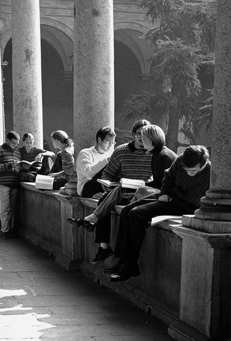 Ferdinando Scianna Students in the cloister of the catholic University. Milan, Italy. © Ferdinando Scianna | Magnum Photos Italy University Student, Italy University Aesthetic, Bocconi University Aesthetic, Studying Aboard, Italy University, Milan University, Italy School, Milano Aesthetic, Study Vibe