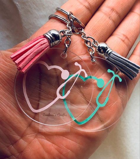 Nurses Gifts Diy, Nurse Keychain, Diy Resin Keychain, Keychains Diy, Idee Cricut, Keychain Craft, Handmade Keychains, Resin Keychain, Acrylic Keychains