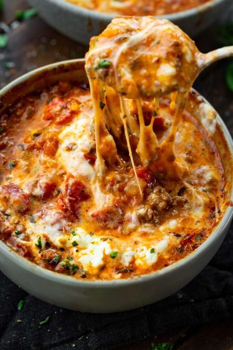 It tastes just like lasagna, but it's a soup! The hearty meat, the chewy pasta, the delicious tomato sauce and allllll the cheese...it's all there in this outrageous lasagna soup! #lasagnasoup #lasagnasouprecipe #souprecipe Half Baked Harvest Lasagna Soup, Soup Recipes Lasagna, Gf Lasagna Soup, Lasagna Soup Half Baked Harvest, Half Baked Harvest Lasagna, Garlic Bread Lasagna, Best Lasagna Soup Recipe, Lasagne Soup, The Best Lasagna