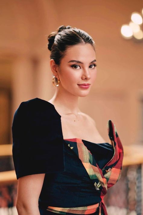 Catriona Grey, Catriona Gray, Make Up Inspo, Bold Accessories, Long Layered Hair, Long Layers, Be Beautiful, Layered Hair, Bun Hairstyles