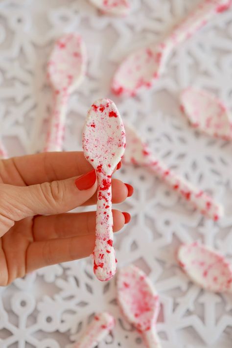 Peppermint Candy Spoons - Jazz up your hot chocolate this Holiday season!! Edible Spoons Recipe, Peppermint Spoons For Hot Chocolate, Peppermint Spoons Diy, Candy Spoons For Hot Chocolate, Peppermint Bowls Diy, Peppermint Bowls, Peppermint Spoons, Candy Spoons, Edible Spoons