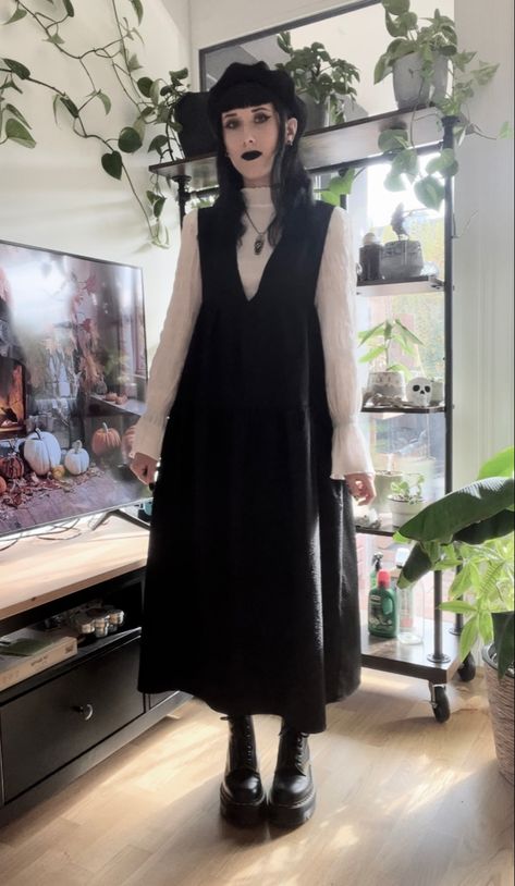 Caplet Outfits, Gothic Outfit Ideas Casual, Velvet Long Skirt Outfit, Gothic Winter Outfits Cold, Gothic Autumn Outfit, Witchy Winter Outfits Cold Weather, Goth Work Outfits Plus Size, Beginner Goth Outfits, Mid Size Dark Academia